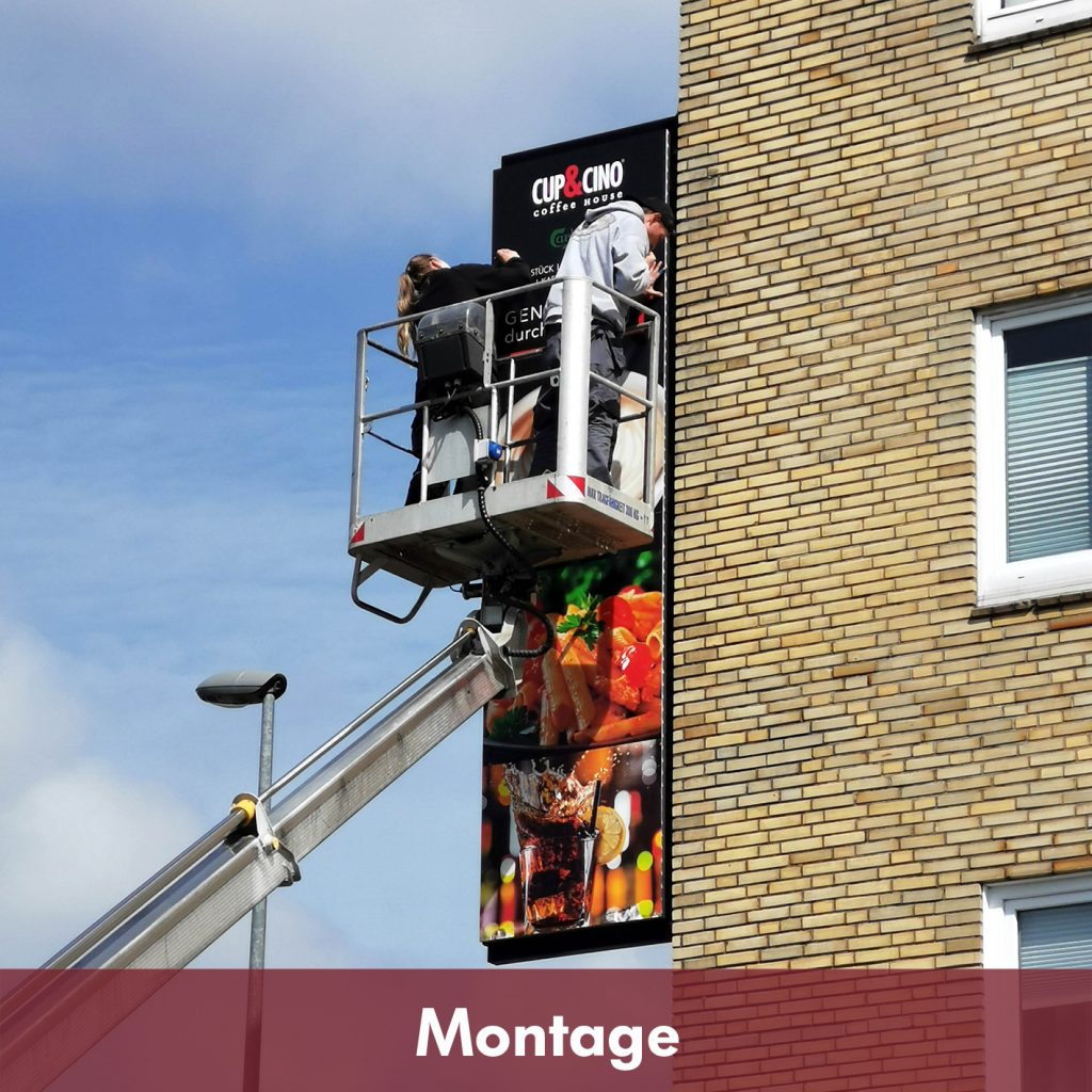 Montage eines Leuchtkastens mit Steiger