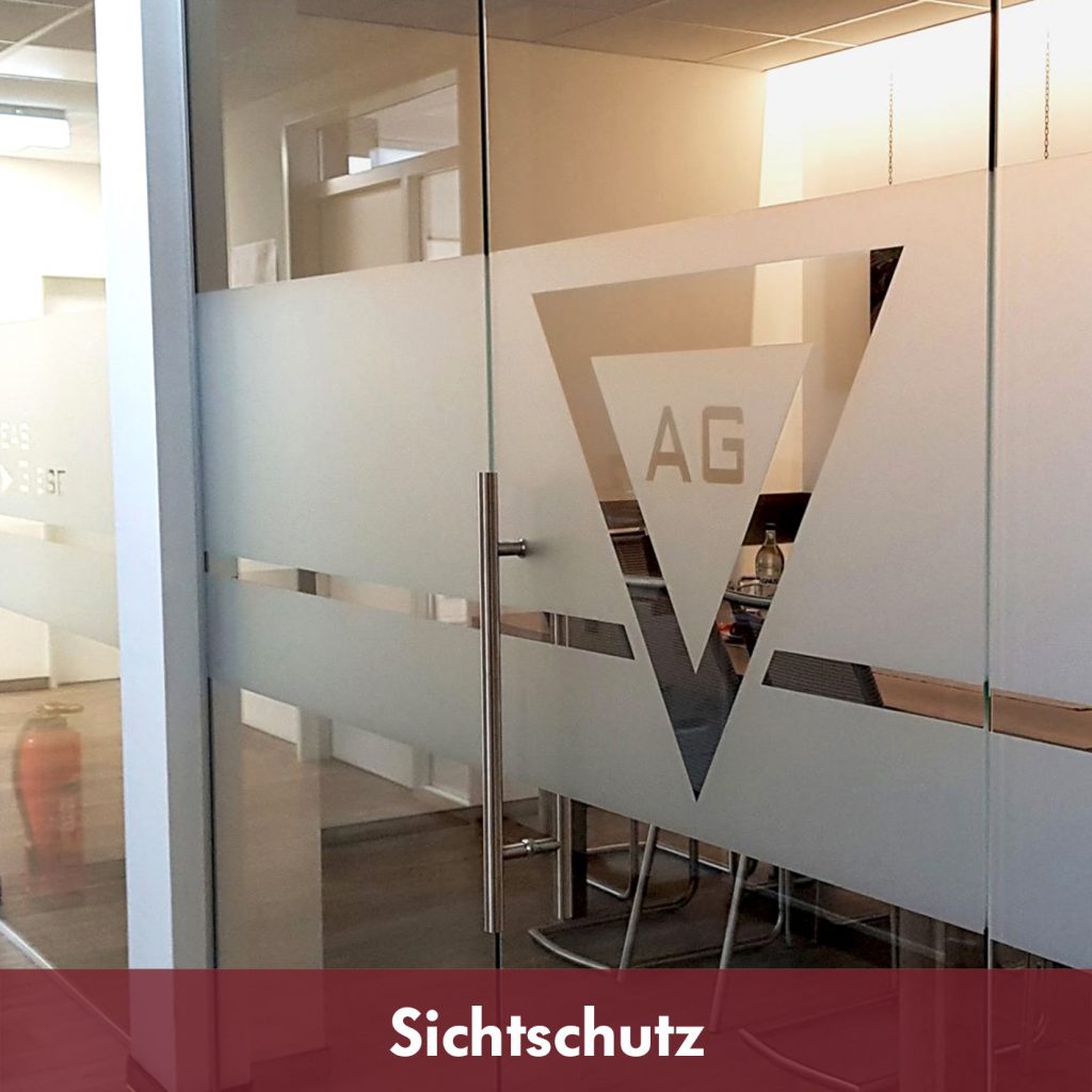 Trennwand im Büro mit Sichschutzstreifen und Logo