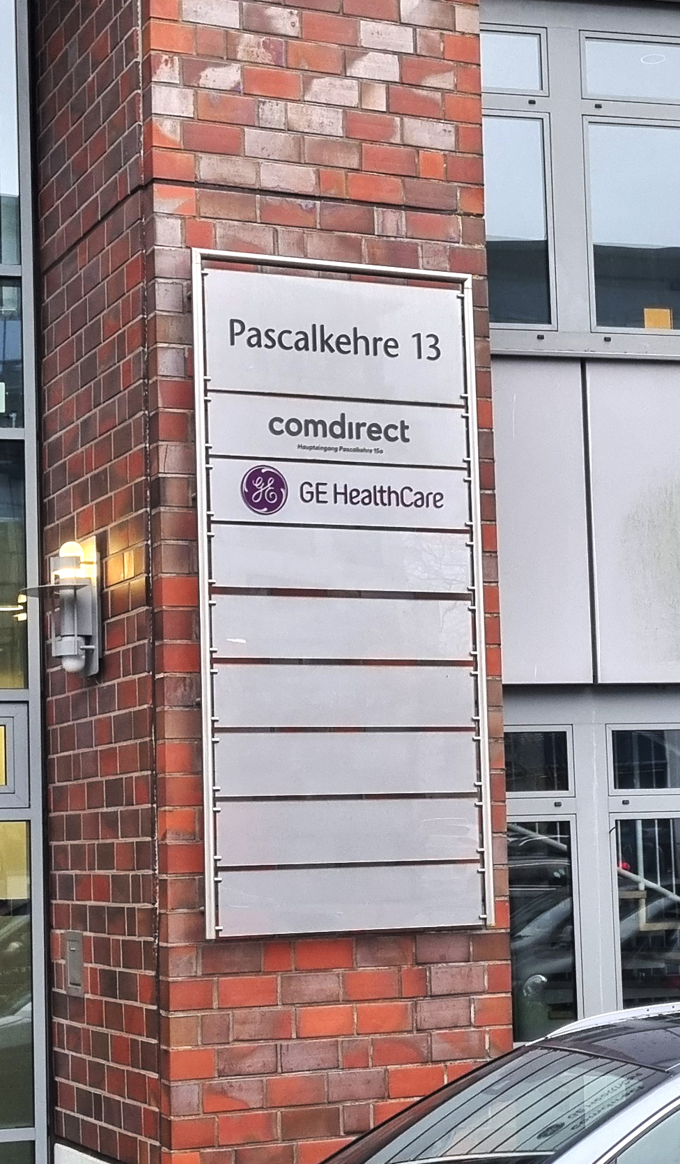 Beschilderung Hauswand Bürokomplex